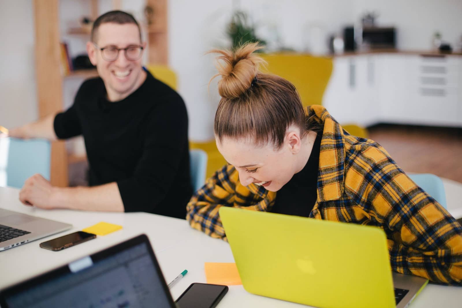 Photographie d'un homme et d'une femme plaisantant au travail